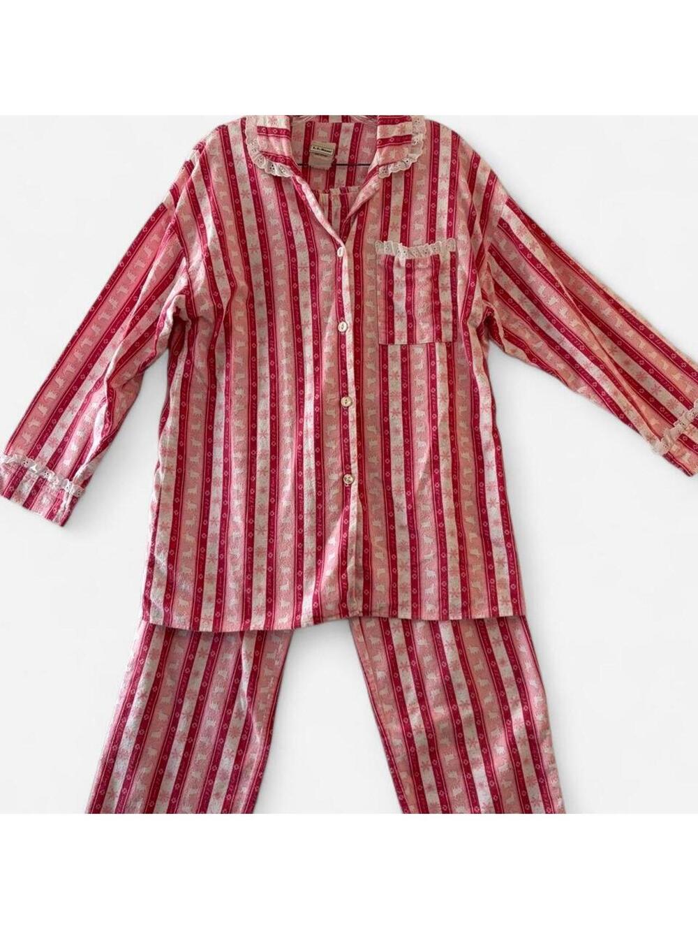 Get cozy in this sweet vintage L